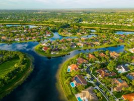 Foto aérea de drone de casas de luxo em Weston, Flórida, EUA