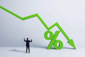 Empresário jovem feliz com seta verde descendente e porcentagem