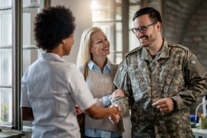 Heureux militaire serrant la main d'une femme médecin alors qu'il est encore en vie