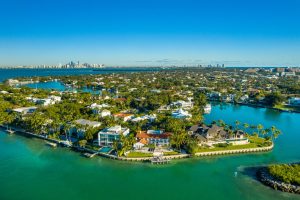 Vue aérienne par drone des magnifiques manoirs de KeyBiscayne Miami