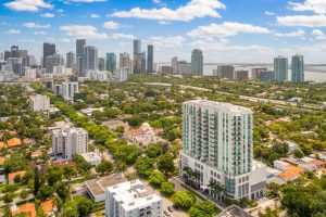 Vista aerea da drone della zona commerciale del quartiere di CoralWay